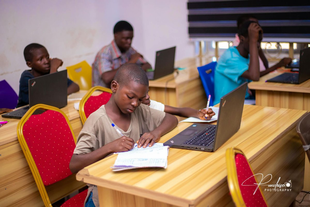 honour72941's tweet photo. six week at Java Summer Bootcamp 💻
No games, array, loops,etc, learning to DEVELOP &amp; CREATE.
The future is tech.
#langtanginnovationHub
#weBuildstem
#stemGarageAfrica https://t.co/Vi9RUCFbZy