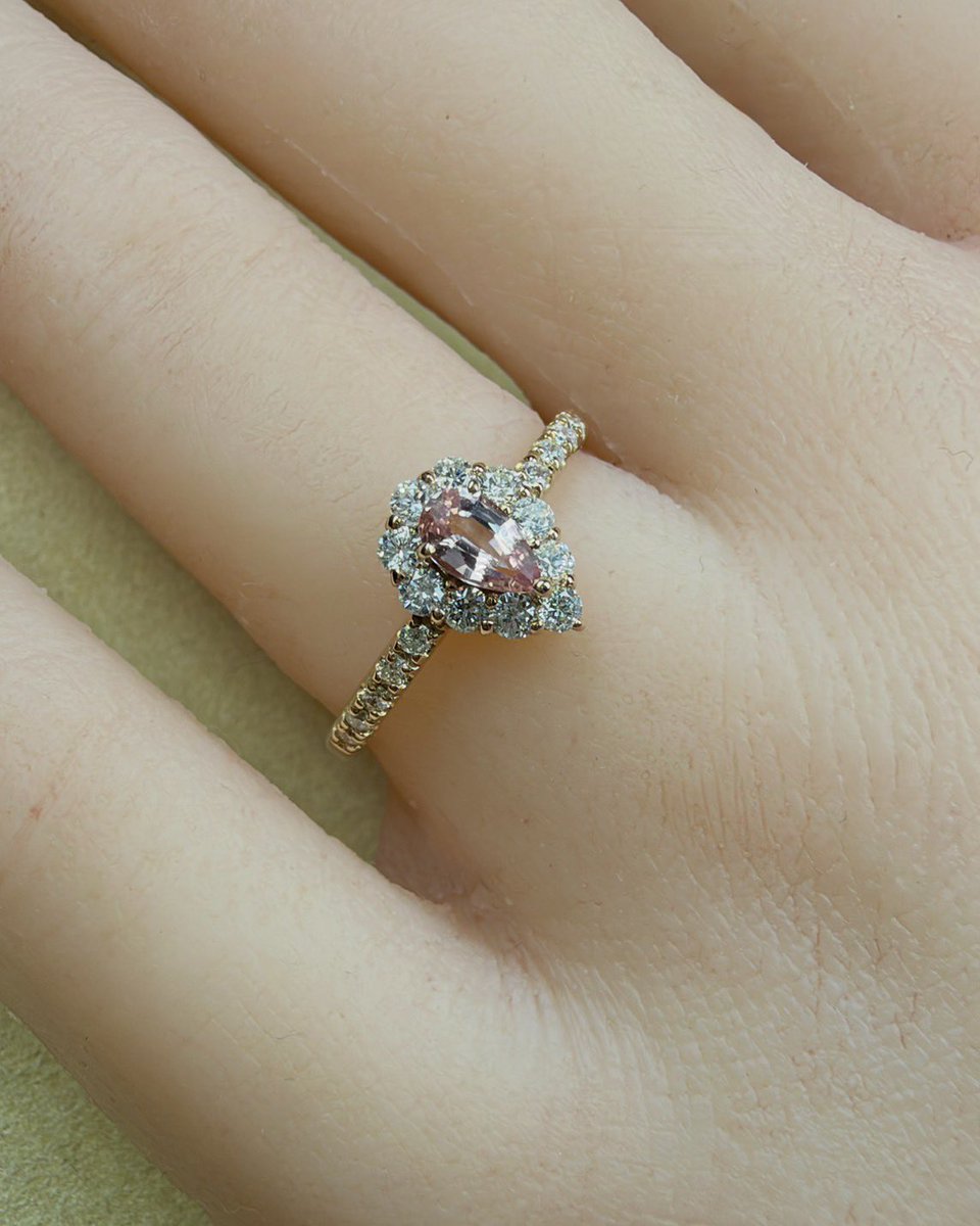 JEWELRY_LAND_'s tweet photo. 同じ宝石でも、「向き」で印象が変わる。

例えば、ペアシェイプのサファイア。

先端を上に向けると、
縦のラインが強調されてスッキリとした印象に。

反対に先端を下に向けると、
少し柔らかく、また違った表情に見えます。

ペアシェイプは、丸みのある部分と尖った部分を持つ形だからこそ、
向きによってジュエリー全体の雰囲気も変わるんです。

宝石って、色や大きさだけじゃなく、
「どう見せるか」でも楽しみ方が変わります✨