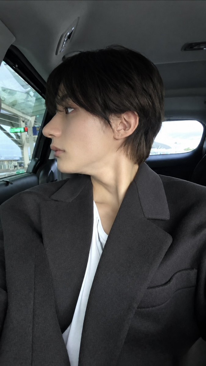 t0ntiyyy's tweet photo. 차 안에서 외모체크 하는 앤톤 얼굴 좀 봐.. https://t.co/f9cFljFVu9