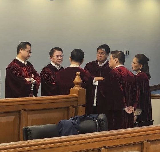 WinRiOFC's tweet photo. Dawd, baka matunaw po si Mowm. 💜

pero ang daming nakaharang sa gitna. bawasan natin sila maya-maya. 🤭 https://t.co/7YjZdtrVDi