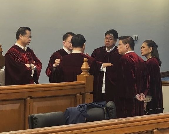 WinRiOFC's tweet photo. Dawd, baka matunaw po si Mowm. 💜

pero ang daming nakaharang sa gitna. bawasan natin sila maya-maya. 🤭 https://t.co/7YjZdtrVDi