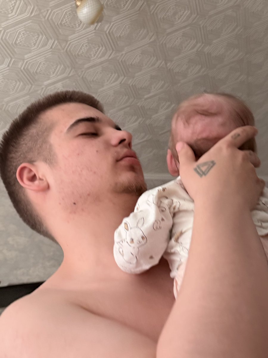 Dyariih's tweet photo. смотрю на улицу, уже снег лежит, я не замечаю как летит время, буквально когда снег лежал сугробами , мой муж был рядом, сейчас уже опять снег, очень скучаю по нему, и очень жду его возращения домой ❤️ https://t.co/CLGEaHlTxz