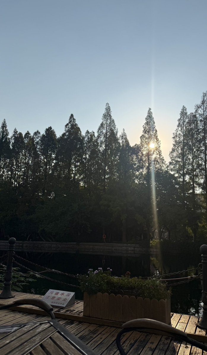 qidaoxingyun's tweet photo. 날씨 좋아서 산책하고 카페 테라스에서 공부했당 https://t.co/ENvNikKb2V