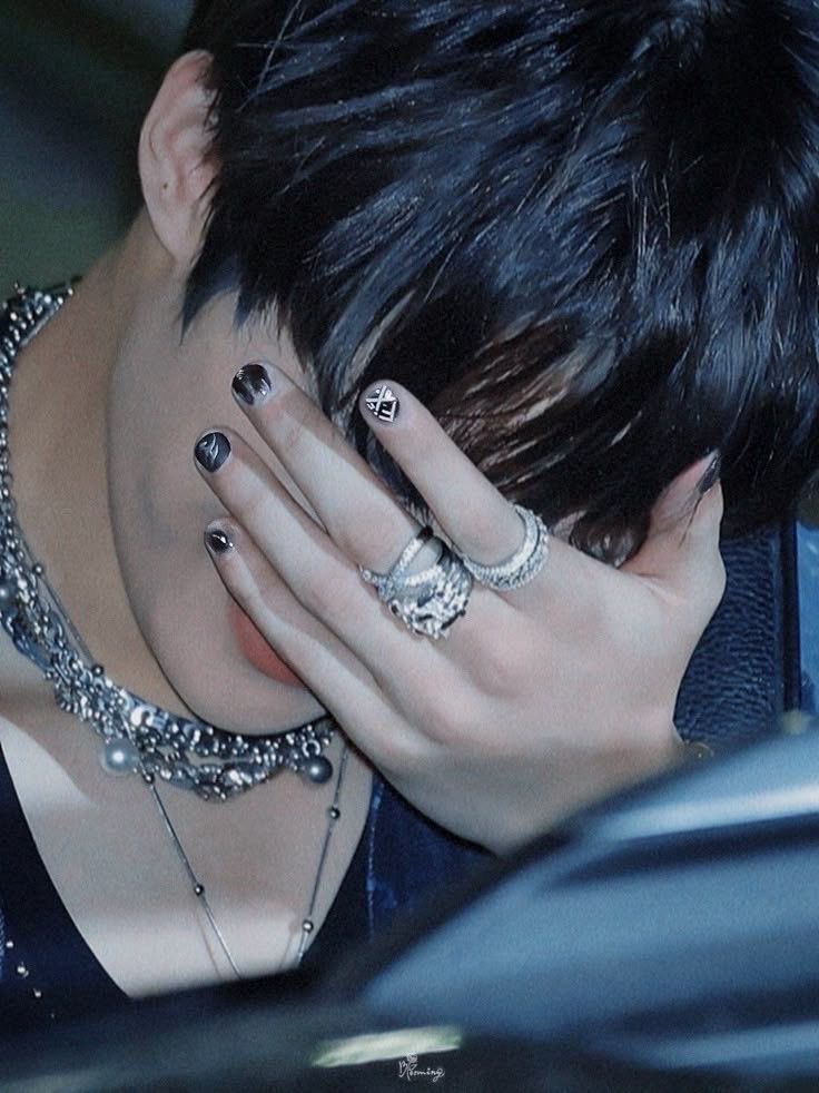 pinkgiholic's tweet photo. this habit of this cutie getting all shy and hiding behind his palm > https://t.co/jmxJ079V9N
