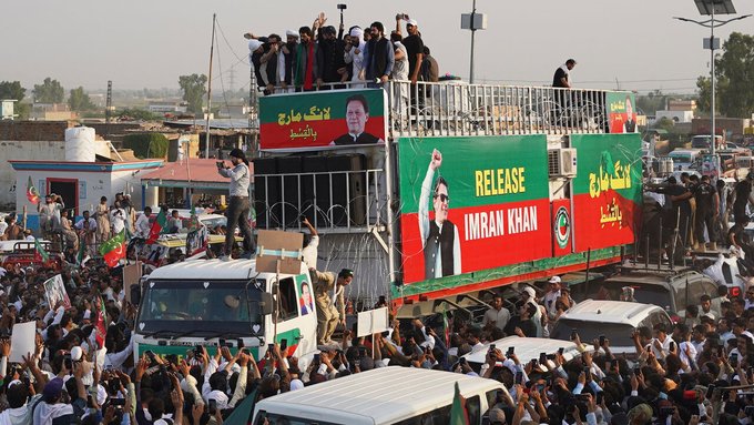MirhakhanK47992's tweet photo. #جاگ_اٹھا_وطن_خان_کیلیے   لانگ مارچ نے پورے ملک کو جگا دیا ہے۔ یہ ہے عوام کا راج! https://t.co/Njo1oKVjr9