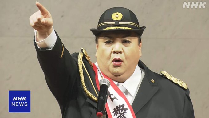 naporeon1022's tweet photo. 独裁国家の指導者が出征する軍団に向けてバルコニーから演説するシーン https://t.co/JGwJn2ZUwC