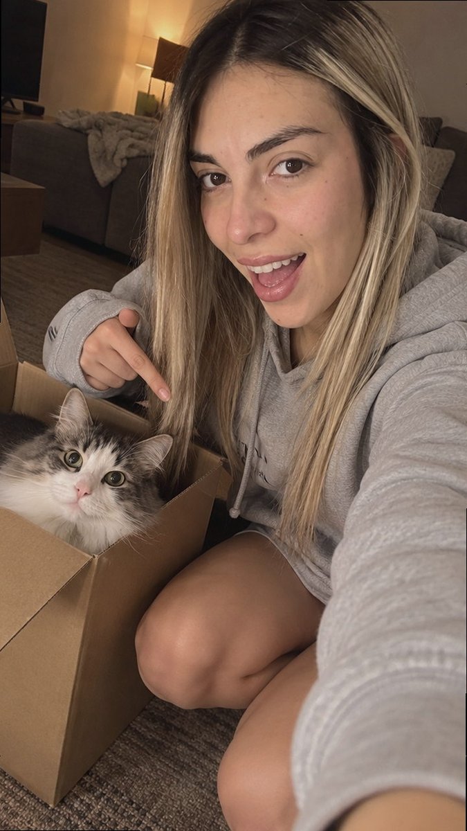 soph28_w's tweet photo. pointing at my tiny roommate like he pays rent and i don't even mind the company https://t.co/uvEsfznJl6