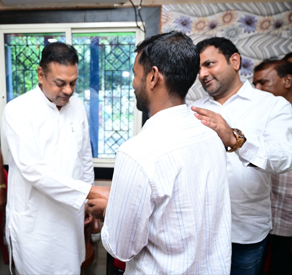sambitswaraj's tweet photo. आज पुरी लोकसभा क्षेत्र के सत्यवादी विधानसभा अंतर्गत कनास ग्राम पंचायत निवासी एवं अंतरराष्ट्रीय स्तर के कैरम खिलाड़ी गौतम प्रसाद भोल से भेंट कर उनका उत्साहवर्धन किया।

गौतम प्रसाद भोल वर्ष 2026 में इटली में आयोजित होने वाली 9वीं कैरम विश्व चैंपियनशिप में भारत का प्रतिनिधित्व करेंगे। उनकी इस उपलब्धि से हम सभी गौरवान्वित हैं। 

इस अवसर पर गौतम प्रसाद भोल को ₹1.5 लाख की पुरस्कार राशि का चेक प्रदान कर उन्हें आगामी प्रतियोगिता के लिए हार्दिक शुभकामनाएं एवं बधाई दी।

महाप्रभु श्री जगन्नाथ जी से मेरी मंगलकामना है कि गौतम प्रसाद भोल 9वीं विश्व कैरम चैंपियनशिप में भारत का तिरंगा गर्व से ऊंचा करें और अपने उत्कृष्ट प्रदर्शन से पूरे देश के साथ-साथ पुरी एवं ओडिशा को गौरवान्वित करें।

इस अवसर पर सत्यवादी विधानसभा के विधायक भाई श्री ओम प्रकाश मिश्रा भी साथ उपस्थित रहे।