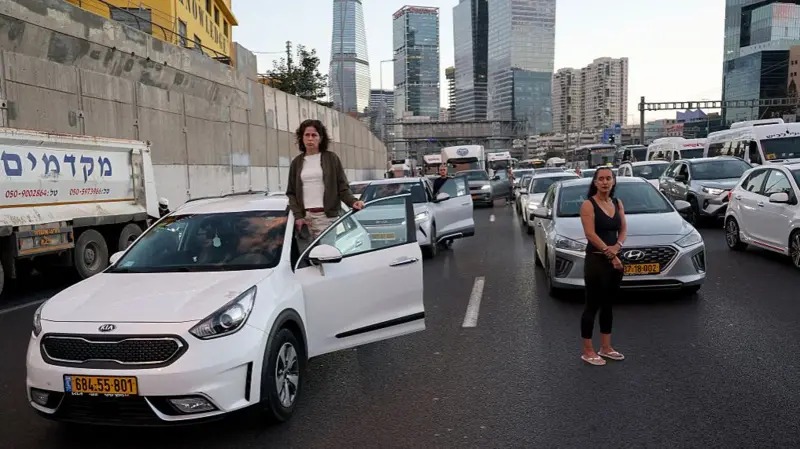 Itongadol's tweet photo. Israel recuerda a las víctimas del 7 de octubre: conductores detuvieron sus autos y guardaron un minuto de silencio a tres años de la masacre

Ver nota: https://t.co/Onl1B0TS7c

#HamasisISIS⁩ ⁦#Israel⁩ ⁦#Gaza⁩ ⁦#Hamas⁩ #Palestine⁩ ⁦#Yihad⁩ ⁦#palestina @israel⁩ ⁦@IsraelMFA⁩ ⁦#KhanYunis⁩ #WestBank #Hesbollah