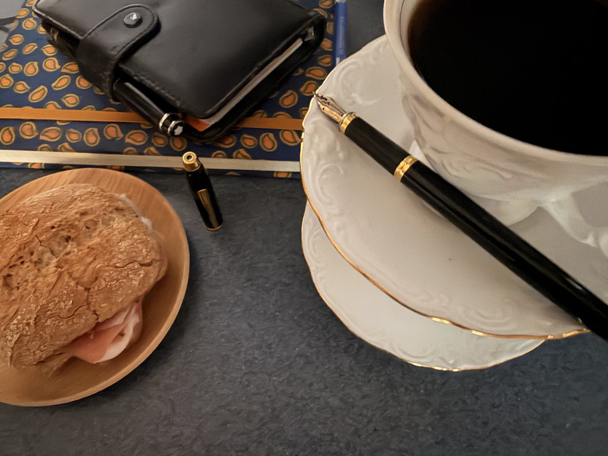 D_S_Iglesias's tweet photo. ⭕️Círculø del Escribä📜.
☀️ Buenos días, jueves. 8 de octubre de 2026.

La cafetera empieza su conversación con el fuego. Fuera, alguien barre una entrada; dentro, un libro espera que le quitemos el polvo para abrirlo. Hay mañanas en las que basta abrir una página para que la casa tenga otra ventana. Se haga hogar.

Hoy nos acompañan Benita Asas Manterola y Teresa Mañé Miravet. Dos maestras españolas, poco presentes en nuestra memoria cotidiana, que hicieron de la enseñanza un oficio y de la palabra una herramienta para abrir camino con su lumbreza.

Imaginemos sus cuadernos sobre la mesa. Hay correcciones, cuentas, ideas que todavía necesitan otra vuelta. El porvenir también se trabaja así: con paciencia y una silla arrimada.

Benita Asas Manterola (1873–1968) nació en San Sebastián y ejerció como maestra en Bilbao y Madrid. Conoció el trabajo de las aulas y defendió que las mujeres pudieran aprender, trabajar y participar en la vida pública con derechos propios.

En 1913, junto a Pilar Fernández Selfa, fundó El Pensamiento Femenino, una publicación dedicada a mejorar la situación social, jurídica y económica de las mujeres. También defendió el sufragio femenino.

Una maestra que enseñaba a leer y reclamaba que aquella lectura sirviera después para decidir. Porque aprender las letras y tener que pedir permiso para todo era una educación con la puerta cerrada por fuera.

Teresa Mañé Miravet (1865–1939) impulsó una escuela laica en Vilanova i la Geltrú y, junto a Joan Montseny, otra escuela mixta en Reus. Fue maestra, traductora y editora; firmó buena parte de sus escritos como Soledad Gustavo.

En 1898, ambos fundaron La Revista Blanca, en cuya dirección y trabajo editorial Teresa tuvo un papel central. Desde la enseñanza y la prensa defendió el pensamiento libre y la emancipación de las mujeres.

Confiaba en la capacidad de las personas para aprender y juzgar por sí mismas. Una confianza bastante incómoda para quienes preferían recibir obediencia.

☕️DIÁLOGO IMPROBABLE

—Hoy una alumna me ha preguntado por qué las mujeres no podían votar, Teresa.

—¿Y qué le has dicho, Benita?

—Que yo también llevaba tiempo pidiendo una respuesta.

—Habrá quien prefiera que no hagáis tantas preguntas.

—Pues tendrá una mañana difícil. La niña ha seguido preguntando.

—Guárdale sitio. En mi escuela también caben esas inquietudes.

—A veces cuesta hablar. Una teme equivocarse.

—Que se equivoque. Luego lo pensamos juntas.

—¿Y si lleva razón?

—Entonces nos tocará aprender a nosotras.

—Se nos enfría el café.

—Acerca la cafetera. La conversación está empezando.

△ Una escuela se levanta con paredes, mesas y ventanas. Lo que ocurre dentro depende también de cómo miramos a quien está aprendiendo.

Benita y Teresa nos dejan una tarea sencilla para este jueves: explicar sin humillar, escuchar una pregunta hasta el final y admitir que todavía podemos aprender algo de quien tenemos delante.

Hagamos sitio a esa curiosidad. En casa, en el trabajo, alrededor de nuestra mesa. Prestemos un libro. Compartamos un conocimiento. Celebremos a quien se atreve a empezar y defendamos la libertad de votar.

Enseñar a pensar es dejar una puerta abierta al porvenir.

Buenos días queridos y ávidas. Café caliente, libros abiertos y ánimo para seguir aprendiendo con cada trazo de pluma.

[✒︎△ | @D_S_Iglesias | ☕️🖋️♟️]