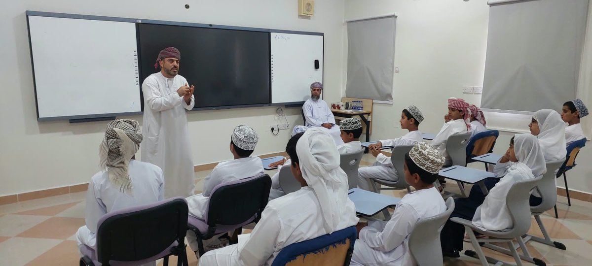 azahi2009's tweet photo. قام فريق من بلدية أدم (حمد المحروقي وجمال الشيباني)  بتقديم محاضرة توعوية في المدرسة تهدف إلى غرس المبادئ الفاضلة للحفاظ على الممتلكات العامة والتحلي بالسمت العماني الفاضل في الحفاظ على ما هو حق للجميع https://t.co/MvqvGQGfnf