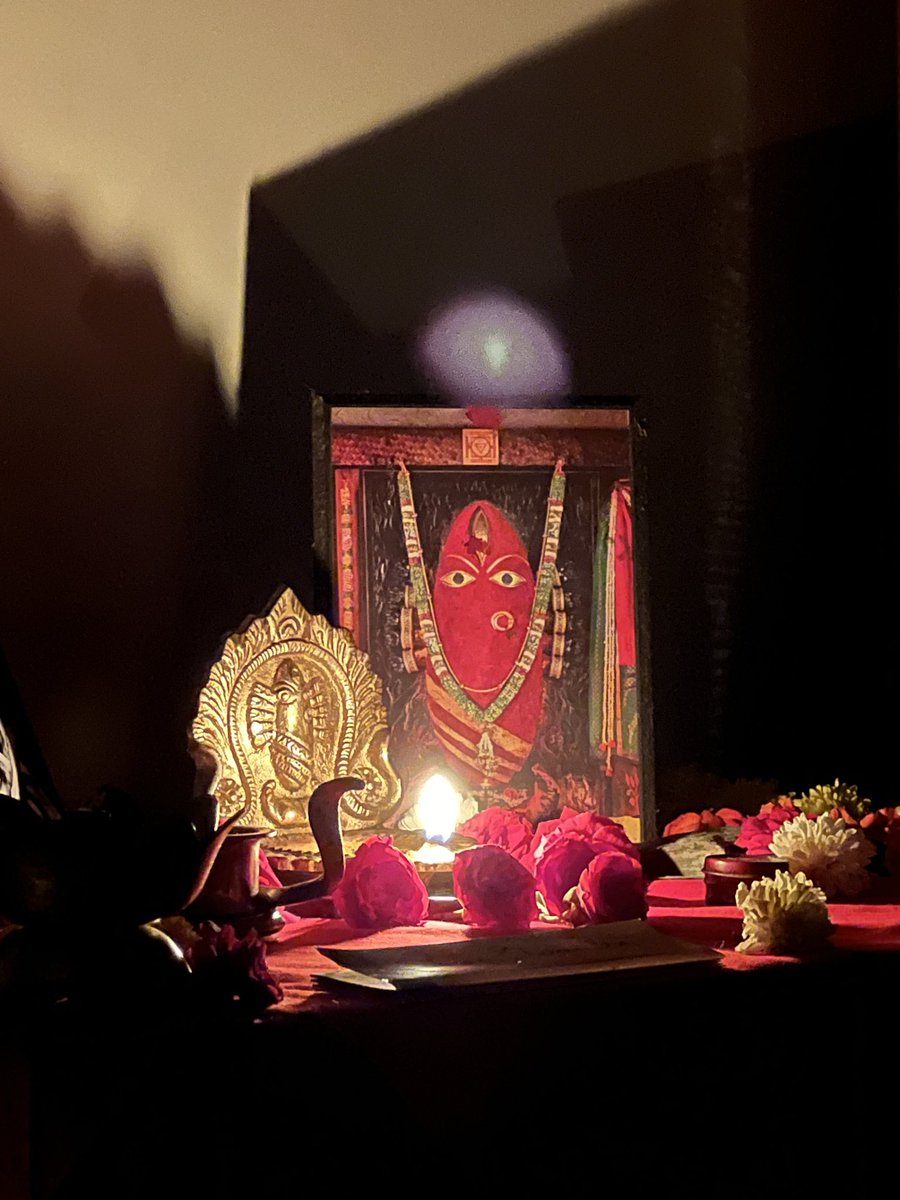 _myartjournal's tweet photo. My face and perception of life started changing. As if I found myself again in Her embrace. There was deeper healing in decorating Her shrine with flowers. While making Her paintings She guided me through. #Devi #devotiondiaries https://t.co/m7DUqldh7i