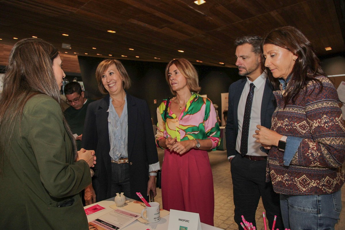 DipuSG's tweet photo. 🚴‍♀️Un año más la Diputación de Segovia apoya la Feria Tándem de Empleo y Empresa, a cuya inauguración ha asistido la diputada de Promoción Provincial y Desarrollo Rural Sostenible, Magdalena Rodríguez

📊Esta iniciativa reune cada año a estudiantes y empresas para compartir ideas y encontrar nuevas oportunidades dentro del mundo laboral
