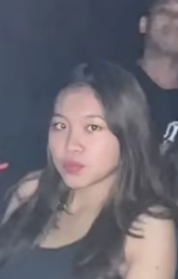 vylnnet's tweet photo. @botherside18_ mukanya jelek bgt anjir, sikilnya jg burik ireng, pantes tiktoknya pake filter tebel org mukanya jeleg (itu klo
kalian stalk tiktoknya smpe bawah, ada muka asli dia tanpa filter dan foto kakinya dia yg ireng dan burik https://t.co/64f4DjFaFH