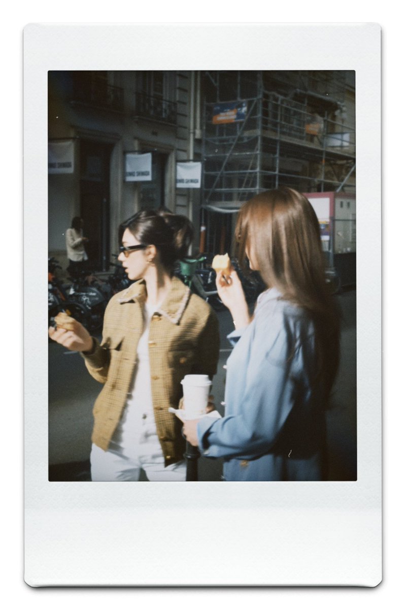 tabbiebie's tweet photo. 📸🎞️ ☕️🍞🤎🩵

#CHANELSS27xLenaMiu
#LalinaLena #MiuNatsha
#CHANELSpringSummer 
#CHANEL #PFW https://t.co/z3hXdDO7MG