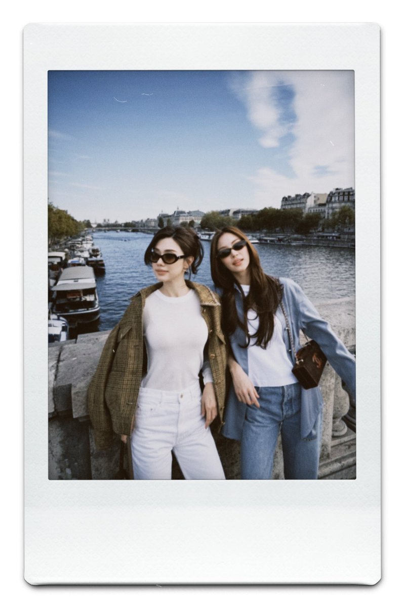 tabbiebie's tweet photo. 📸🎞️ ☕️🍞🤎🩵

#CHANELSS27xLenaMiu
#LalinaLena #MiuNatsha
#CHANELSpringSummer 
#CHANEL #PFW https://t.co/z3hXdDO7MG