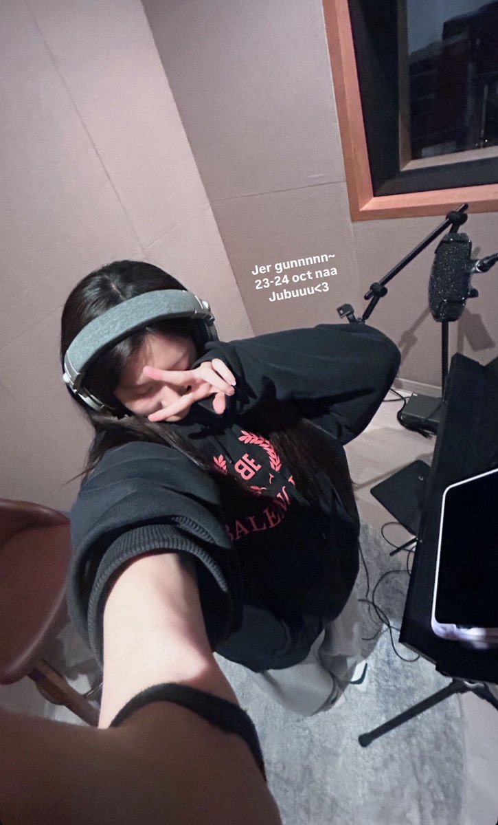 EchoesOfGLLove's tweet photo. Cutie alert 🫠😍 Atom is in the studio with P'Pin, getting ready for the bday party 🔥😍

#AtomPariya #อะตอมปริยะ https://t.co/I0hHmrxHay