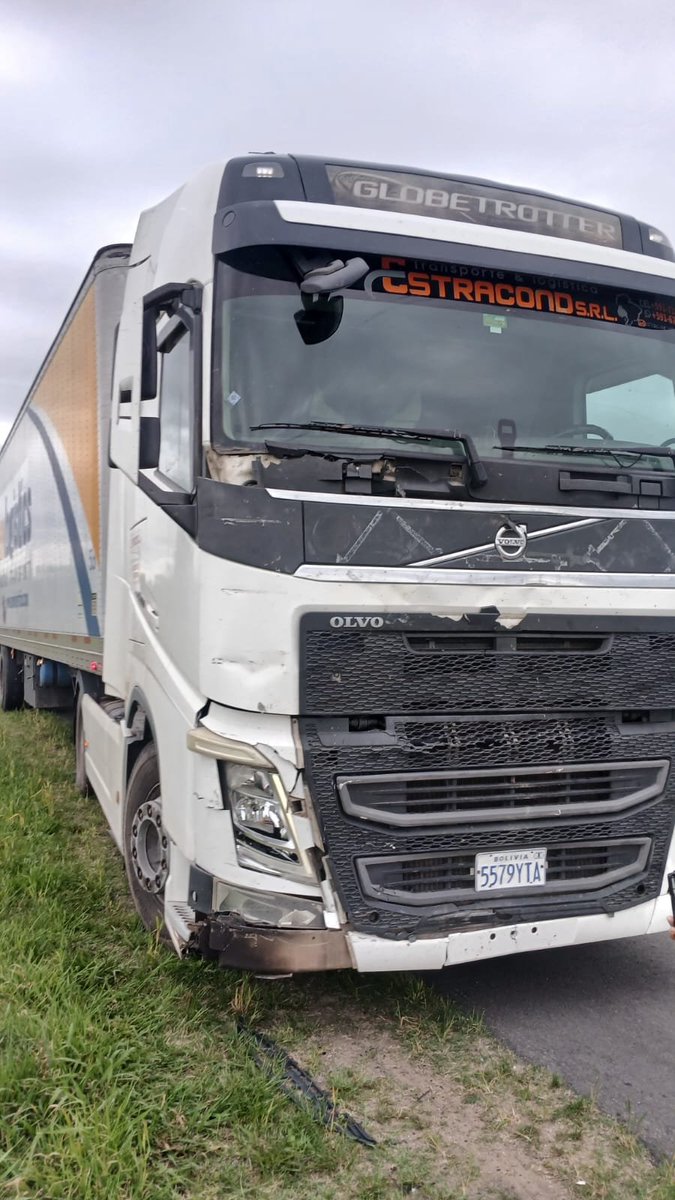 jotaleonetti's tweet photo. En km 109 hay 3 heridos de la combi que volcó tras ser impactada por detrás por el camión.
Se despliega doble operativo de Asistencia en #SeguridadVial de Caminos del Plata en #Ruta9 km 134 y 109, antes de llegar al peaje de Lima.
https://t.co/b3nKWp1GjZ https://t.co/IPMUX8T9VM