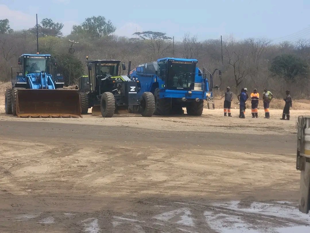 pattymash26's tweet photo. From plans to machinery on the ground. 🚧 Bitumen World has begun mobilising equipment for the resumption of works on the Bulawayo–Victoria Falls Highway. The focus now should be on steady progress and getting the road completed.##VakaZim #EDWorks #EDelivers https://t.co/lFY60SRWmY