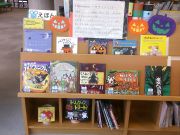 shido_lib's tweet photo. 「えほん」コーナ－ の展示は、「ハロウィン」です。
この時期ならではのかぼちゃやオバケなどハロウィンの世界に浸ってみませんか？👻10月末までです。 https://t.co/E0AHxlgvqt
