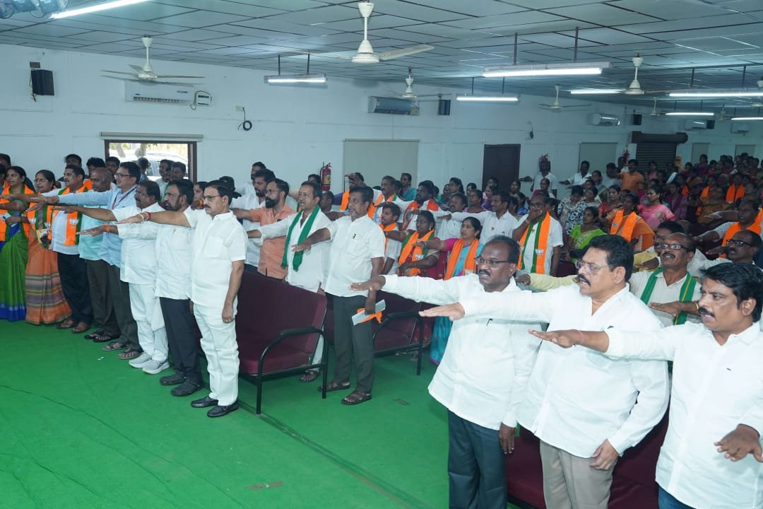 KabardiU's tweet photo. భీమవరం అసెంబ్లీ  (పగోజిల్లా)పట్టణంలో శ్రీ  మోదీ గారి సేవా సంకల్ప అభియాన్ లో ఎస్ ఆర్ కే ఆర్ ఇంజనీరింగ్ కళాశాల నుండి  అల్లూరి సీతారామరాజు విగ్రహ వరకు జరిగిన సేవా జ్యోతి యాత్ర ! కళాశాల ఆడిటోరియంలో సేవా జ్యోతి యాత్ర సభలలో !
#SevaSankalpAbiyan #vikasitbharatonground https://t.co/EBak29NvjA