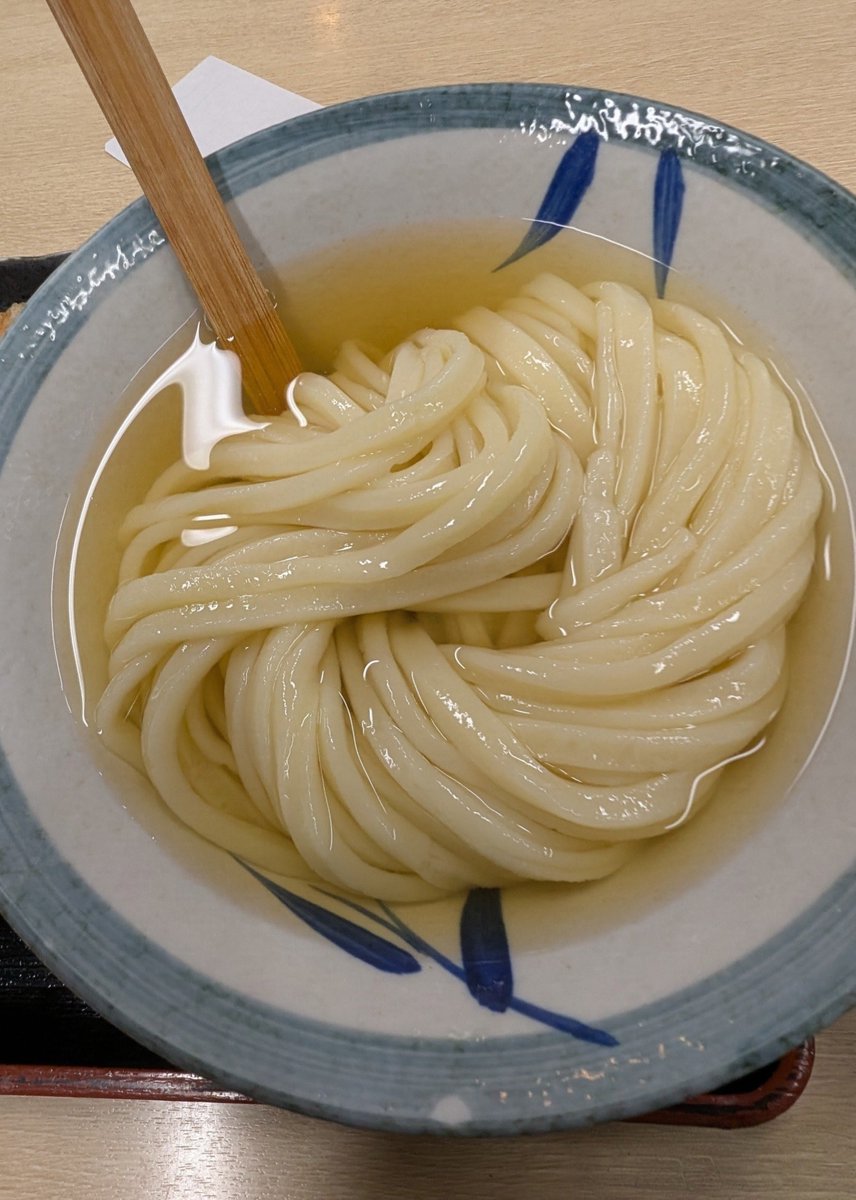 Tehepero1abcba2's tweet photo. ちょくちょく前を通るんですが行けば閉まってる😭お店🏚

釜揚うどん一紀でお食事😋

頂いたのは冷かけうどんにかやくご飯のセットにとり天とちくわ天と一緒に頂きました😋

うどんの薬味は別々に器に入れて持って来てくれるので

好きな人は好きなだけ入れてくれたら良いでしょ☺️
#釜揚うどん一紀 https://t.co/ipbrCLvmwO