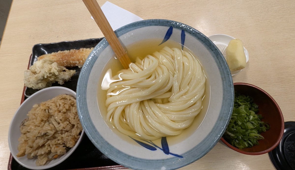 Tehepero1abcba2's tweet photo. ちょくちょく前を通るんですが行けば閉まってる😭お店🏚

釜揚うどん一紀でお食事😋

頂いたのは冷かけうどんにかやくご飯のセットにとり天とちくわ天と一緒に頂きました😋

うどんの薬味は別々に器に入れて持って来てくれるので

好きな人は好きなだけ入れてくれたら良いでしょ☺️
#釜揚うどん一紀 https://t.co/ipbrCLvmwO