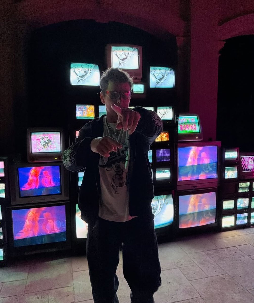 timelesstennant's tweet photo. me when i chug the drink that takes me back to the resistance era 🫡 https://t.co/OeLNvQFR3D