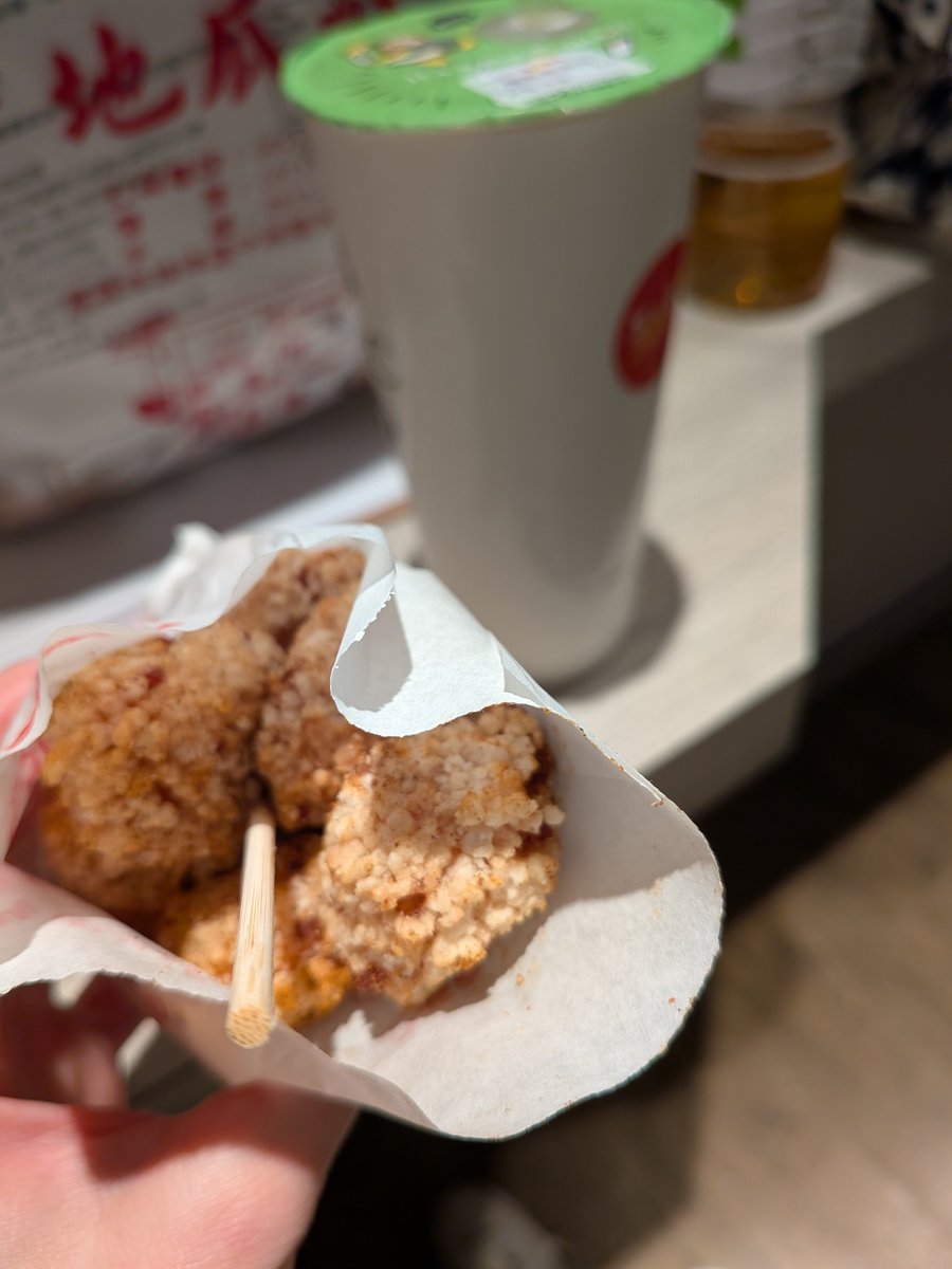 zzznights's tweet photo. ホテルの近くにあった揚げ物屋さんめちゃくちゃ美味くて最高だったのだが、芋とか野菜も食べたいのに量がさ…凄いんじゃ…… https://t.co/96uh5D32nT