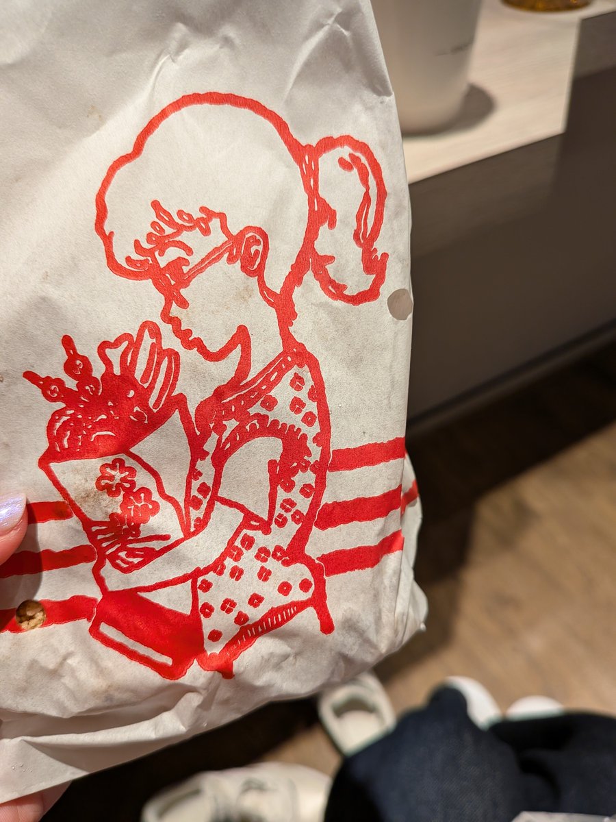 zzznights's tweet photo. ホテルの近くにあった揚げ物屋さんめちゃくちゃ美味くて最高だったのだが、芋とか野菜も食べたいのに量がさ…凄いんじゃ…… https://t.co/96uh5D32nT
