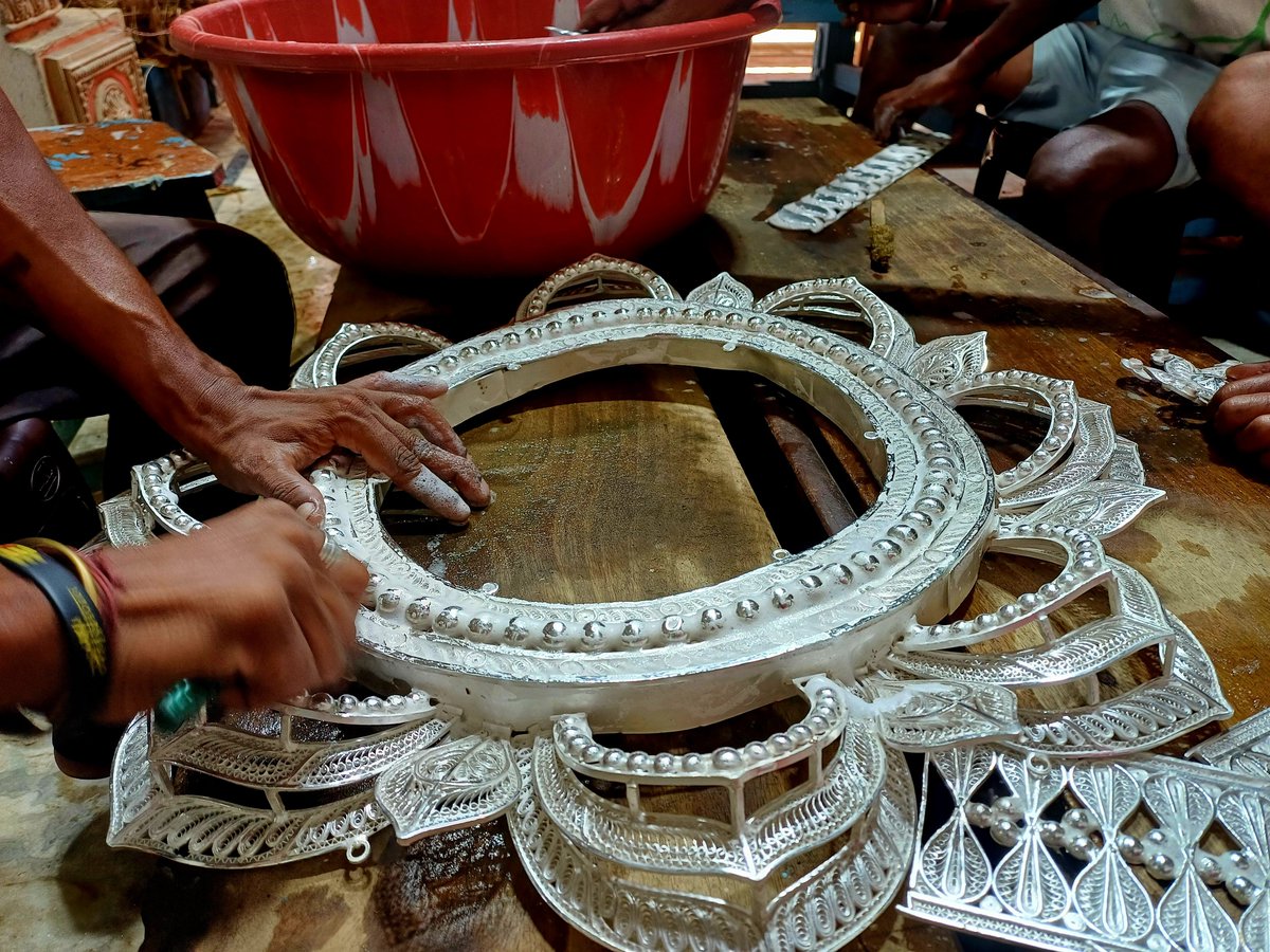 SambitRout18's tweet photo. ଚାଲିଛି ମା’ଙ୍କ ମେଢ଼ ଓ ଅଳଙ୍କାରର ସଫେଇ କାମ। କ୍ୱିଣ୍ଟାଲ କ୍ୱିଣ୍ଟାଲ ଚାନ୍ଦିର ମେଢ଼,ସିଂହାସନ ଓ ଦେବଦେବୀଙ୍କ ଅଳଙ୍କାରକୁ କାରିଗରମାନେ ନୂଆ ଚମକ ଦେଉଛନ୍ତି। 

ମା’ଙ୍କ ଆଗମନକୁ ନେଇ କଟକରେ ଉତ୍ସାହ ଓ ଉତ୍କଣ୍ଠା ବଢ଼ିଚାଲିଛି। 

 #DurgaPuja #Kataka  #SilverMedha #Odisha 
@manas_muduli
@DiannaSahu @DebabrataTOI https://t.co/aKvFrEVw9C