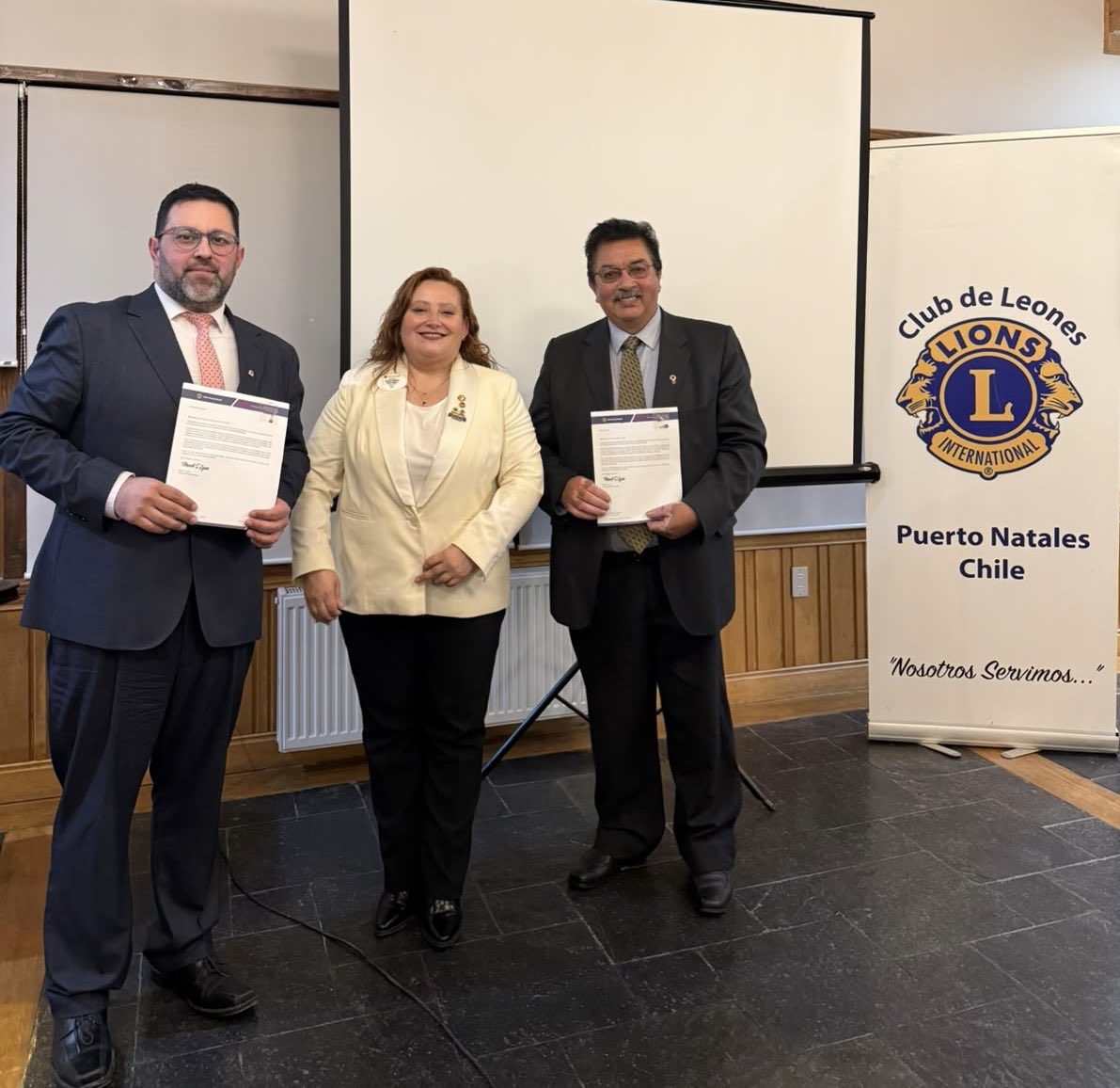 mcontrerassoto_'s tweet photo. 🦁💛 10 AÑOS DE SERVICIO LEONÍSTICO
Hoy recibí con mucha emoción y gratitud el Premio Chevron, reconocimiento que simboliza mis 10 años de servicio activo en el Club de Leones Puerto Natales.#puertonatales #natales #clubdeleones #lions https://t.co/BJpxwNx1jT