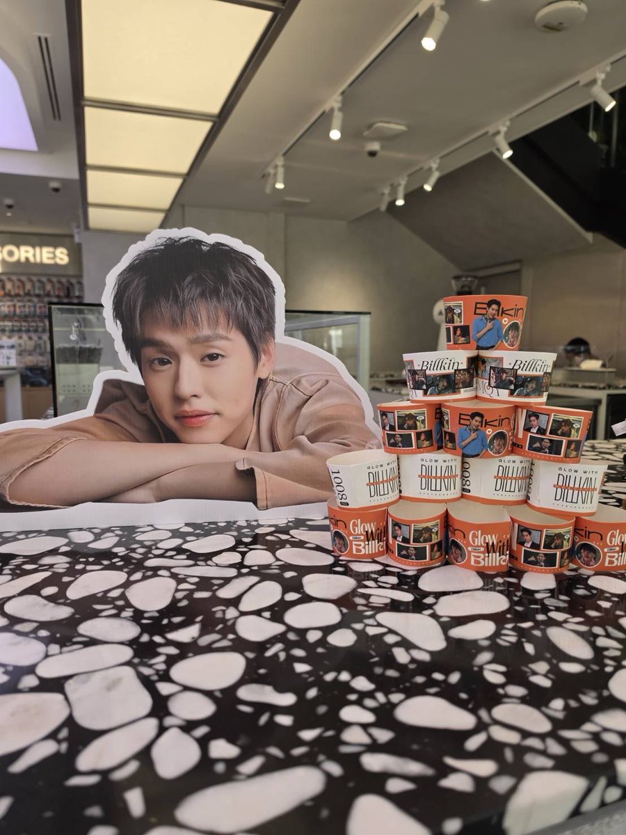 TPOPFamily's tweet photo. น่ารักมาก พิกัด  #AISSIAM
Billkin Birthday Project
Date 7 oct - 11 oct

#GlowWithBILLKIN
#ProjectForBillkin27th
#BILLKIN27thEdition
#แฮปปี้บิวกิ้นเดย์กิ้ฟอะเวย์27 https://t.co/KYVfTiIC0n
