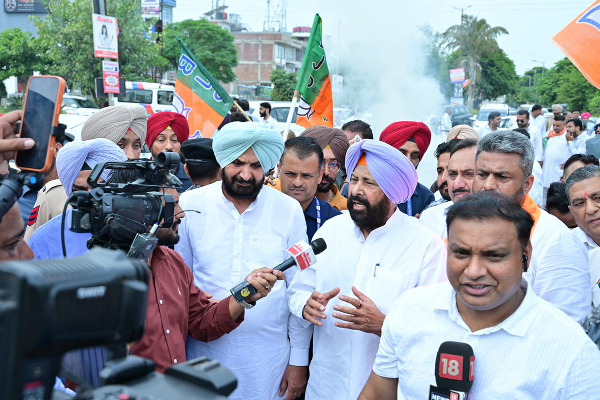 Rsgillofficial's tweet photo. ਪੰਜਾਬ ਭਾਜਪਾ ਦੇ ਪ੍ਰਧਾਨ ਸ. ਕੇਵਲ ਸਿੰਘ ਢਿੱਲੋਂ ਜੀ ਦੀ ਅਗਵਾਈ ਵਿੱਚ ਅੱਜ ਭ੍ਰਿਸ਼ਟਾਚਾਰ ਦੇ ਮੁੱਦੇ ’ਤੇ ਰੋਸ ਪ੍ਰਦਰਸ਼ਨ ਕੀਤਾ ਗਿਆ। ਪੰਜਾਬ ਅਤੇ ਹਰਿਆਣਾ ਹਾਈਕੋਰਟ ਵੱਲੋਂ ਮੁੱਖ ਮੰਤਰੀ ਦਫ਼ਤਰ ਨਾਲ ਜੁੜੇ ਭ੍ਰਿਸ਼ਟਾਚਾਰ ਦੇ ਦੋਸ਼ਾਂ ਦੀ CBI ਜਾਂਚ ਦੇ ਹੁਕਮਾਂ ਤੋਂ ਬਾਅਦ ਹੁਣ ਜਾਂਚ ਅੱਗੇ ਵਧ ਰਹੀ ਹੈ।
#RanjitSinghGill #Mission27 https://t.co/qTLniNQNX5