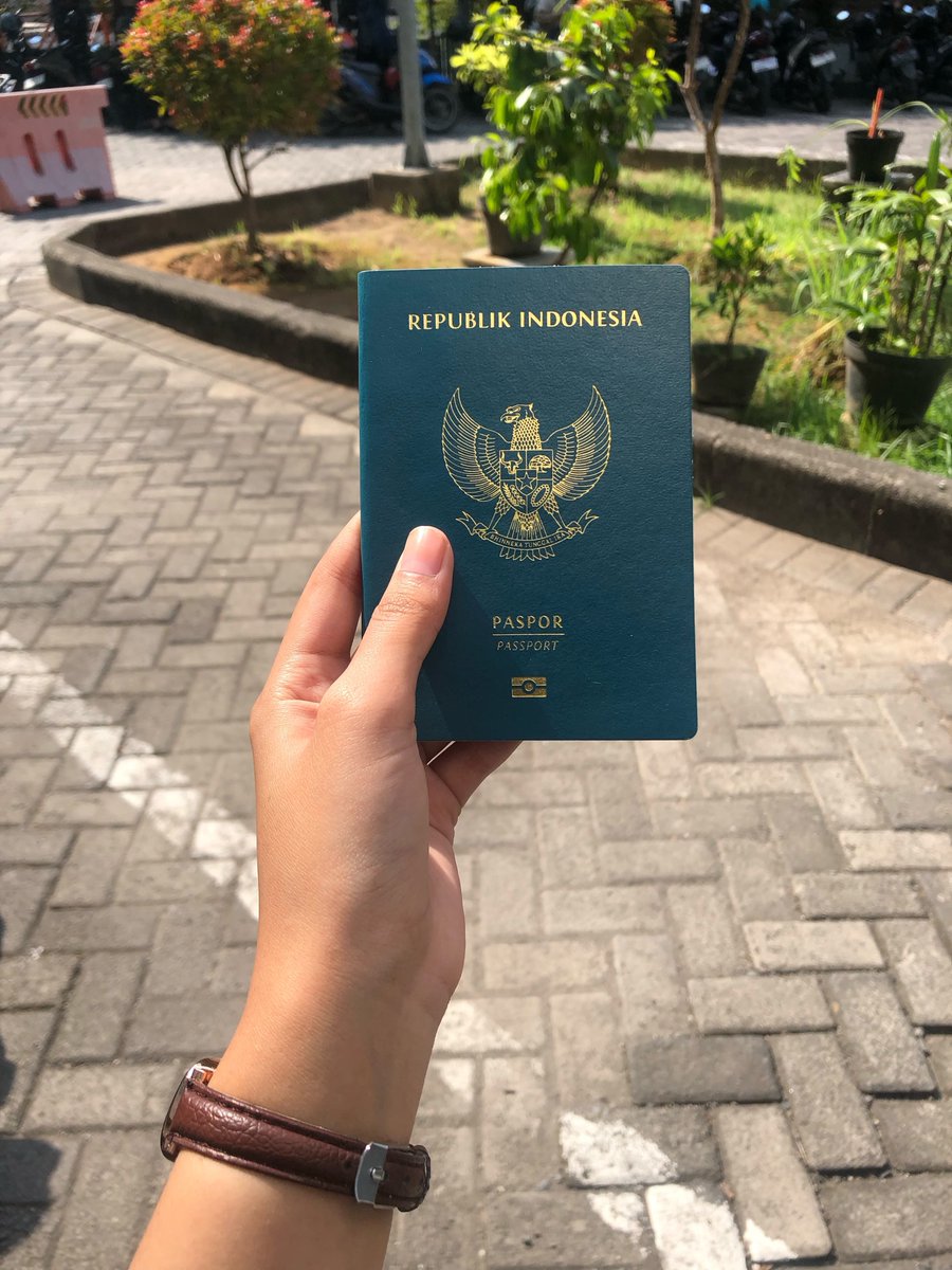 KapudS640's tweet photo. Bikin paspor ternyata seribet ini ya? Udah ribet, masih dijulidin juga 😭

Gue bikin paspor baru karena mau jalan-jalan ke Jepang. Kebetulan gue punya teman di sana.

Tapi petugas imigrasinya kayak nggak percaya sama sekali. Gue diminta bukti ini-itu dan ya udah, semua gue penuhi.

Terus dia tanya, “Mau berapa lama di Jepang?”

Gue jawab 2 minggu. Dia malah kayak nggak percaya dan bilang:

“Emang yakin mau di Jepang 2 minggu? Hotelnya aja per malam mahal, loh.”

Gue jawab:

“Kan kemampuan orang beda-beda, Kak. Lagian kalau saya nggak di hotel, saya bisa tinggal di rumah teman.”

Tapi ternyata masih ditanya banyak hal lagi 😭

Mulai dari tiket keberangkatan dan tiket pulang, visa yang dipakai apa, gaji di perusahaan berapa, sampai soal cuti juga ditanyain.

Emang sekarang bikin paspor memang harus sedetail ini ya? Baru tahu kalau ternyata bisa seribet ini 😭