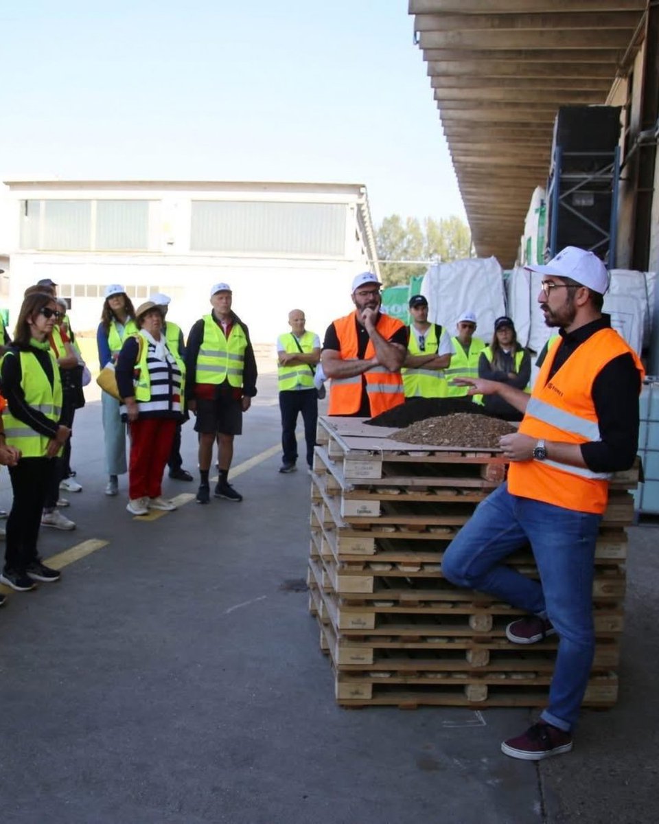 fometfert's tweet photo. 🌱Domenica 4 ottobre abbiamo ospitato in Fomet il Ciclo Agro-industriale.
Un'occasione speciale per valorizzare il nostro legame con il territorio.
Grazie al Comitato di Promozione delle Attività Culturali e a tutti i partecipanti!
#FometSpa #Agroindustria #Fertilizzanti https://t.co/3aUmWmNBnl