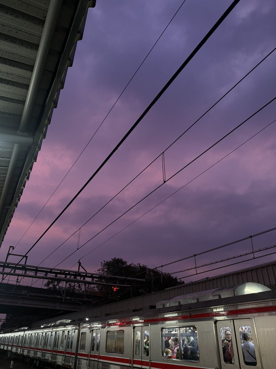 blushinash's tweet photo. purple sky this evening <3 https://t.co/wj8LSRCV5n