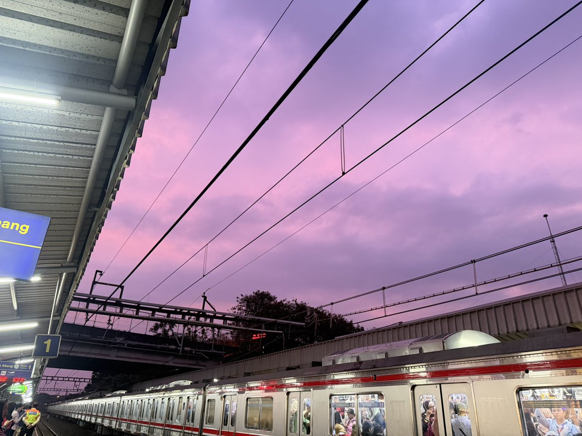 blushinash's tweet photo. purple sky this evening <3 https://t.co/wj8LSRCV5n