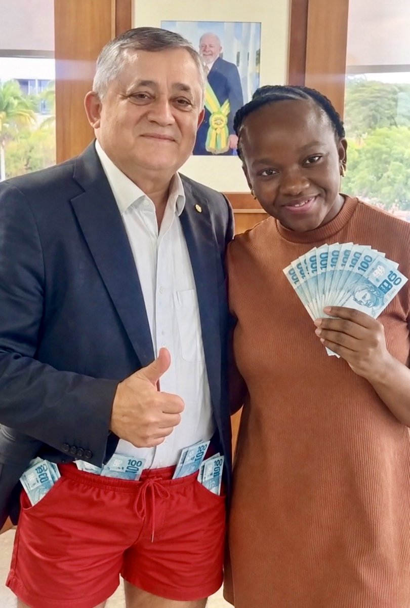 Javair33108364's tweet photo. @SeLigaFiel Olha só quem ela foi visitar em Brasília!
O Capitão Cueca!!! https://t.co/3lf21tmeB6