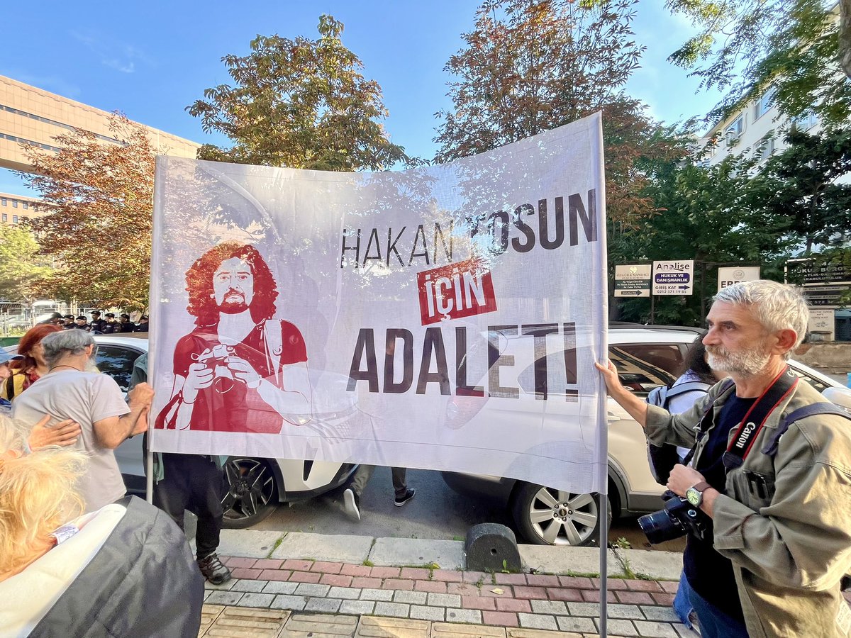 Furkan_seyhann's tweet photo. Bugün İstanbul’un iki ucunda, iki ayrı adliyede aynı gerçeğin peşindeydik:

Adalet için de emek için de mücadele etmekten başka yolumuz yok.

Sabah Bakırköy’de Hakan Tosun için adalet istedik. Hakan’ı öldüren iki sanık, indirim uygulanmadan müebbet hapis cezasına çarptırıldı. Bu karar önemli. Ama hakikat henüz bütünüyle ortaya çıkmış değil. Hakan’ın ailesinin ve dostlarının başından beri sorduğu sorular hâlâ ortada.

Dosyada üçüncü bir kişi var ve onun da yargılanması talep ediliyor. Hakan’ın neden hedef alındığının, saldırının arkasında başka kimlerin bulunduğunun ve bütün sorumluluk zincirinin ortaya çıkarılması gerekiyor.

Tetikçilerin cezalandırılmasıyla adalet arayışımız bitmeyecek. Hakikatin tamamı ortaya çıkana kadar Hakan’ın davasının takipçisi olacağız.

Kartal’da ise yıllarca çalıştıkları Arçelik’ten çıkarılan işçilerin işe iade mücadelesinde işçi sınıfının kazanımı var.

İşçilere “bitti” denilen yerde onlar bitirmedi. Adliye adliye haklarını aradılar, yan yana durdular, vazgeçmediler.

Hakikat de hak da kendiliğinden gelmiyor.

Mücadele eden kazanır.
Vazgeçmeyen kazanır.
Yan yana gelen kazanır.