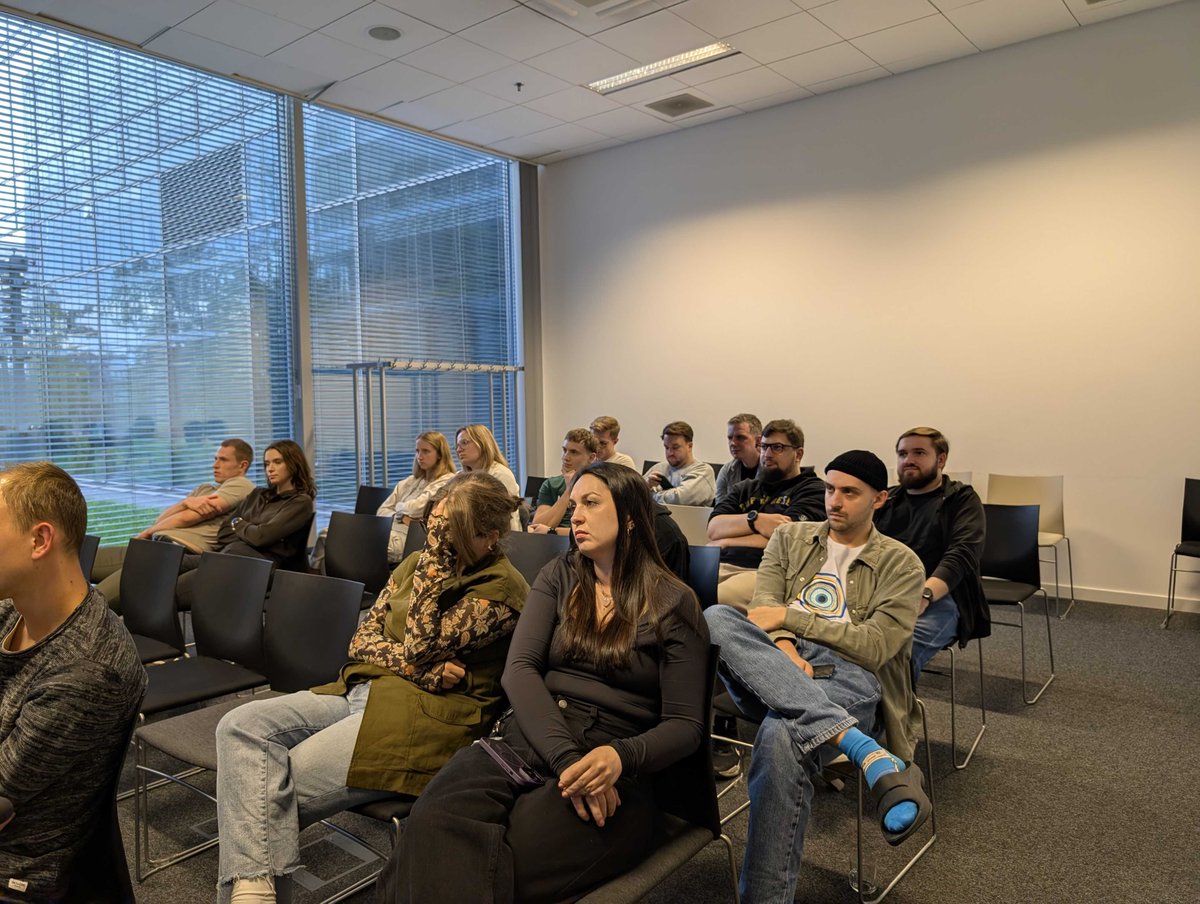 profilsoftware's tweet photo. Jak oszczędzać tokeny i limity w Claude Code?

Na to pytanie odpowiedział nasz kolega, Tech Lead Jakub Barański z Profil Software.

Podczas szkolenia omówił:
- prompt caching i co go psuje
- komendę /usage
- Sonnet vs Opus
- prompty po angielsku
- zarządzanie sesją

Nagranie 👇 https://t.co/224f1O4UDW