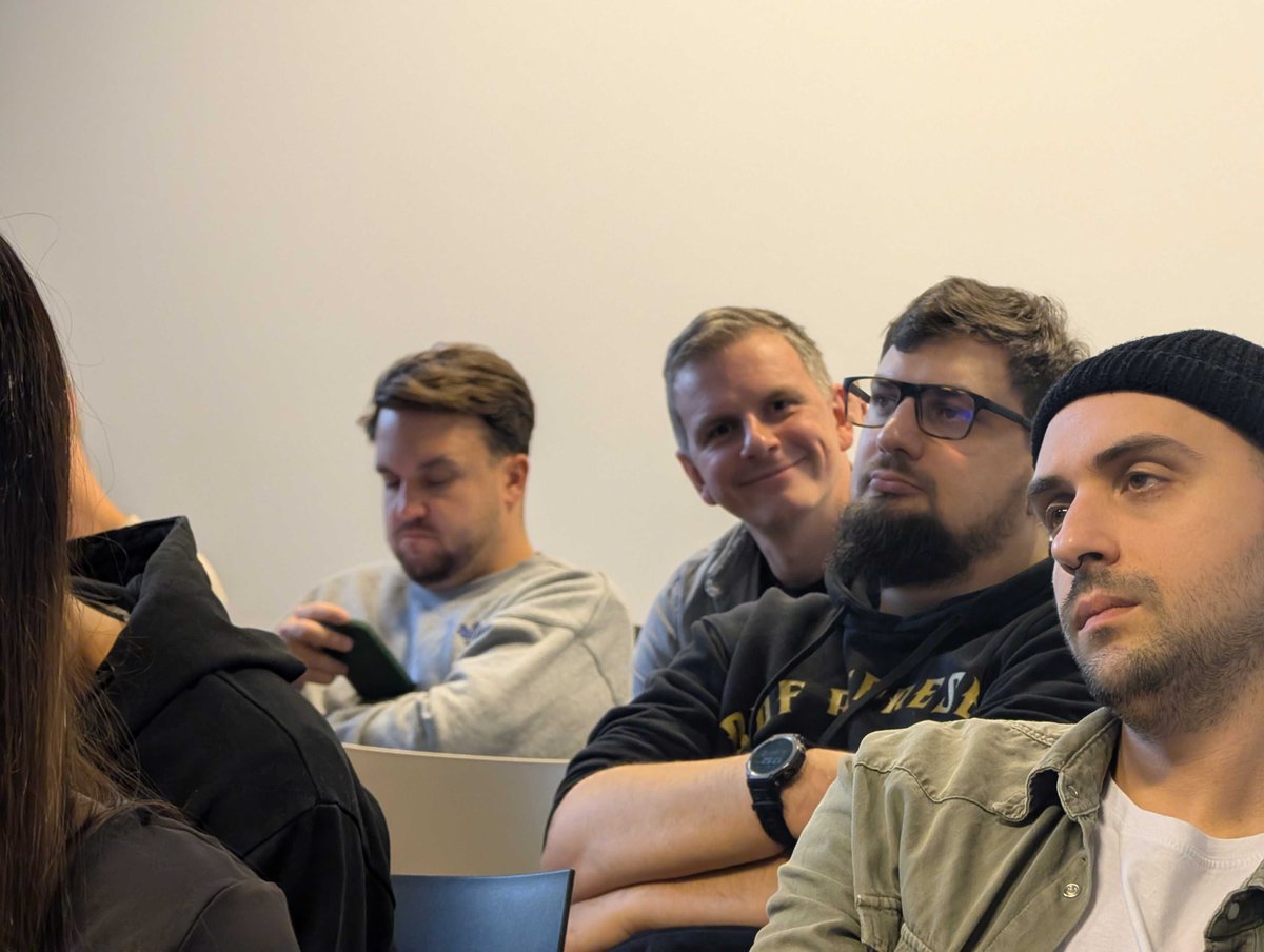profilsoftware's tweet photo. Jak oszczędzać tokeny i limity w Claude Code?

Na to pytanie odpowiedział nasz kolega, Tech Lead Jakub Barański z Profil Software.

Podczas szkolenia omówił:
- prompt caching i co go psuje
- komendę /usage
- Sonnet vs Opus
- prompty po angielsku
- zarządzanie sesją

Nagranie 👇 https://t.co/224f1O4UDW