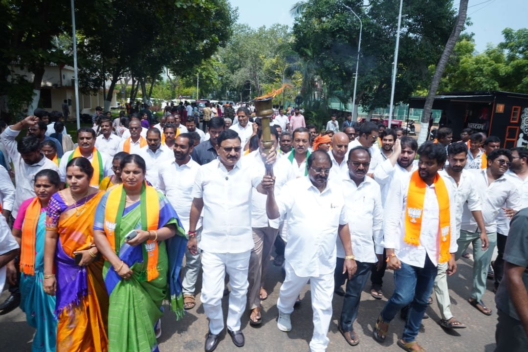 KabardiU's tweet photo. భీమవరం అసెంబ్లీ  (పగోజిల్లా)పట్టణంలో శ్రీ  మోదీ గారి సేవా సంకల్ప అభియాన్ లో ఎస్ ఆర్ కే ఆర్ ఇంజనీరింగ్ కళాశాల నుండి  అల్లూరి సీతారామరాజు విగ్రహ వరకు జరిగిన సేవా జ్యోతి యాత్ర ! కళాశాల ఆడిటోరియంలో సేవా జ్యోతి యాత్ర సభలలో !
#SevaSankalpAbiyan #vikasitbharatonground https://t.co/EBak29NvjA