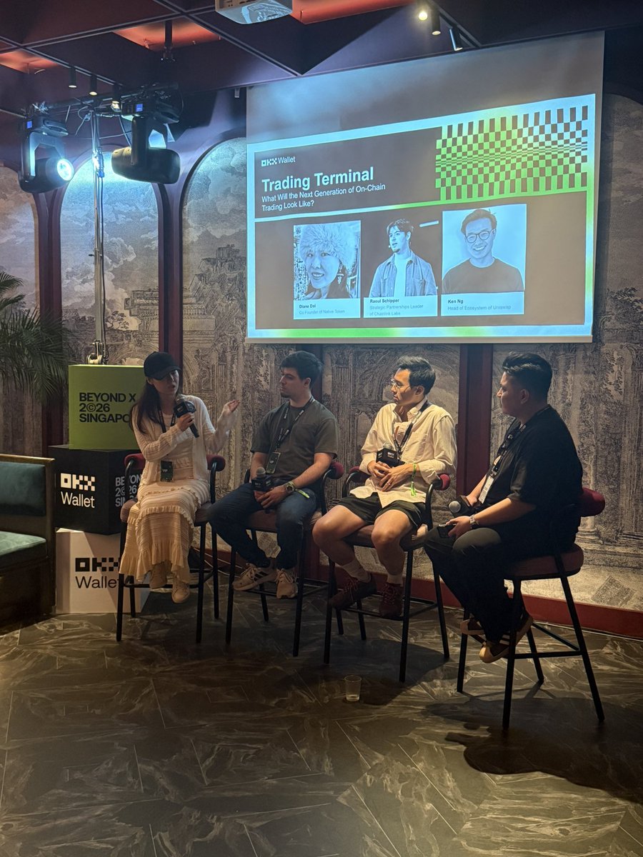 native_fi's tweet photo. @0x_daidai On stage with @wallet,  @chainlink and @Uniswap https://t.co/PZfdBe96c0