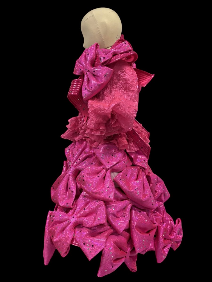 _____morph_____'s tweet photo. for きゃりーぱみゅぱみゅ様(@pamyurin )

costume design &amp; styling 高橋毅様(@teoshi )

costume production  morph

ピンクリボン衣装製作させていただきました🎀
ありがとうございます💫

#きゃりーぱみゅぱみゅ #ASOBIEXPO https://t.co/ZsE5BelOsE