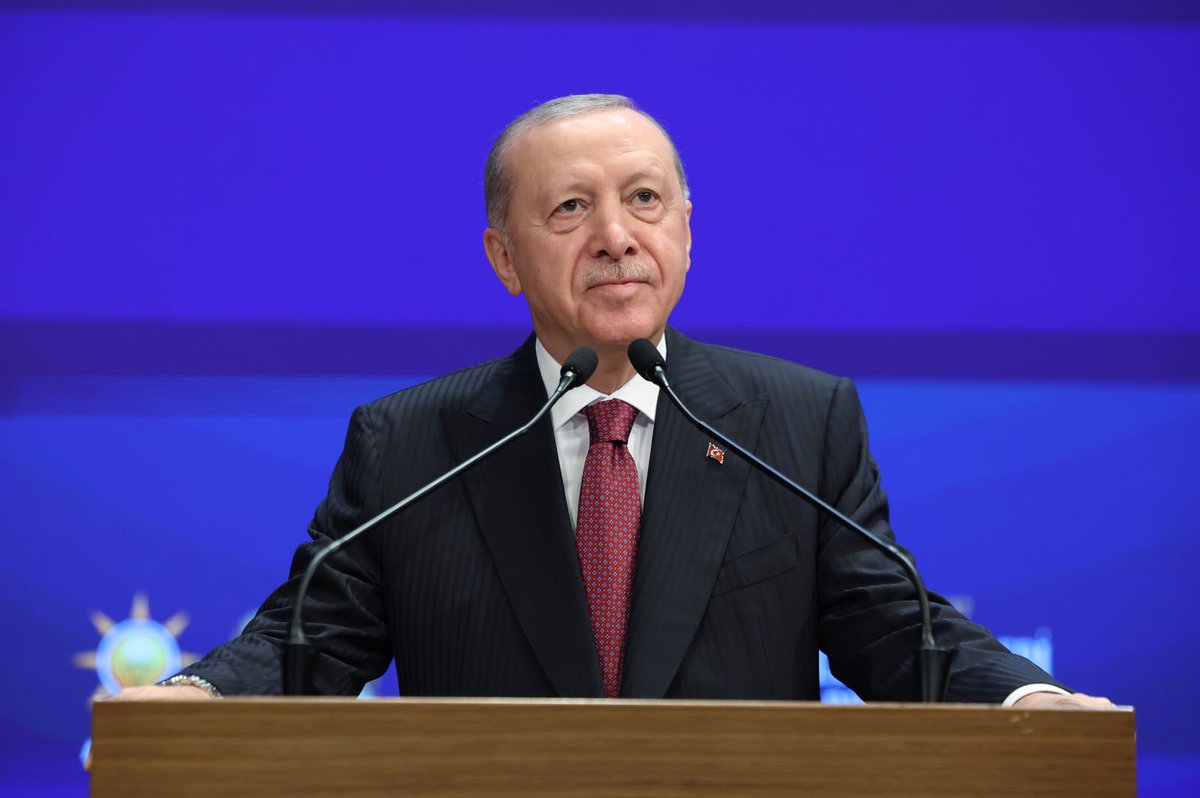 abuyukgumus's tweet photo. Genel Başkanımız ve Cumhurbaşkanımız Sayın @RTErdogan’ın teşrifleriyle Milletvekillerimiz ile Yasama Yılı Açılış Toplantımıza katıldık.

Toplantımızda AK Parti ailemize katılan İzmir Büyükşehir Belediye Başkanımız Sayın Cemil Tugay’a rozeti takdim edildi.

Başkanımıza ailemize hoş geldiniz diyor, bu birlikteliğin İzmir’imiz ve Partimiz için hayırlı olmasını diliyorum.

Milletimize hizmet yolunda büyüyen kadrolarımızla Türkiye Yüzyılı hedeflerimiz doğrultusunda çalışmaya devam edeceğiz. 🇹🇷