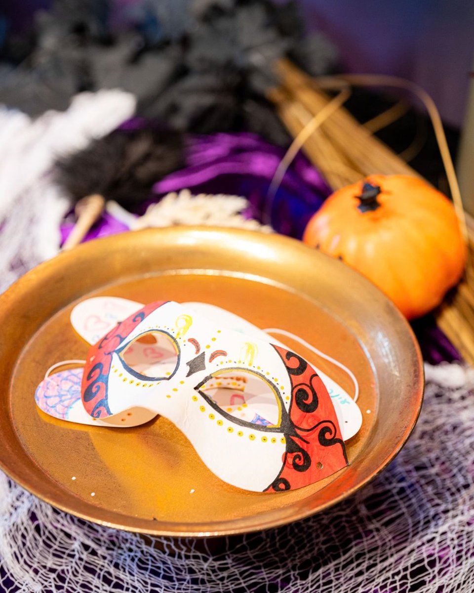 SheratonTokyoB's tweet photo. ╱
ハロウィーン気分を高める
フォトスポットが登場🎃
╲

さらに、自分だけのオリジナル仮面を作れるクラフトコーナーもご用意しております🎭✨

お気に入りの仮面を身につけたら、 
館内を巡って写真撮影をお楽しみください📸

ご家族やご友人との思い出づくりはもちろん、お子様のハロウィーンデビューにもおすすめです🎃👻

📍2階ロビー
期間: 10月31日(土)まで