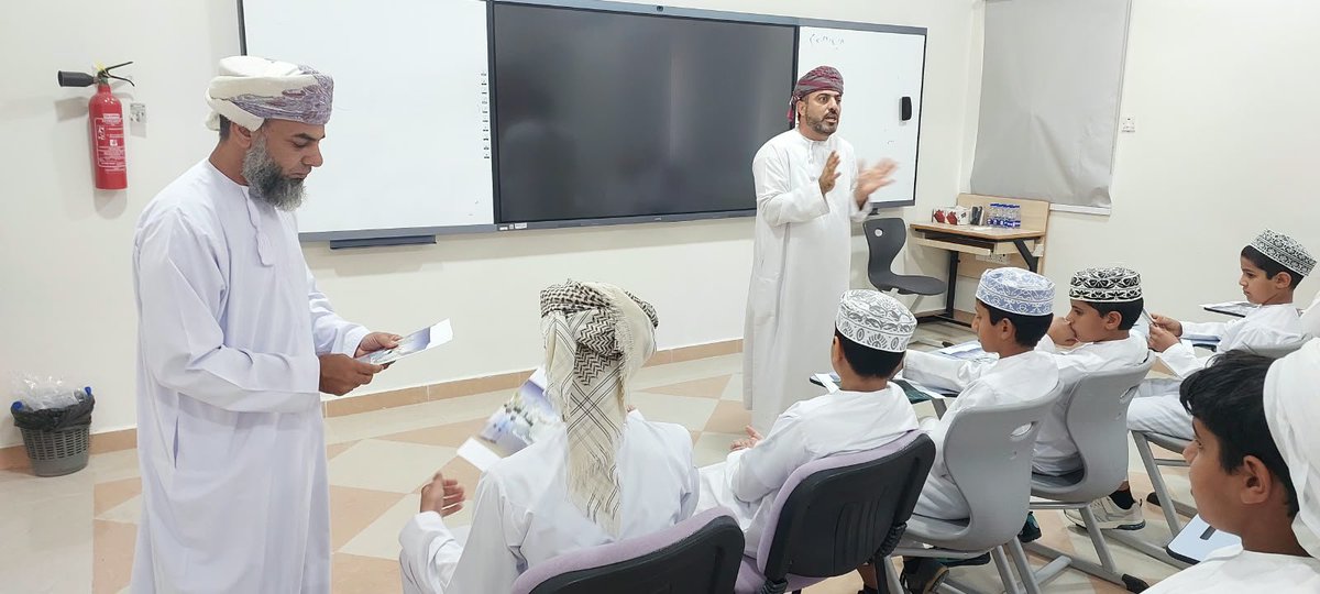 azahi2009's tweet photo. قام فريق من بلدية أدم (حمد المحروقي وجمال الشيباني)  بتقديم محاضرة توعوية في المدرسة تهدف إلى غرس المبادئ الفاضلة للحفاظ على الممتلكات العامة والتحلي بالسمت العماني الفاضل في الحفاظ على ما هو حق للجميع https://t.co/MvqvGQGfnf