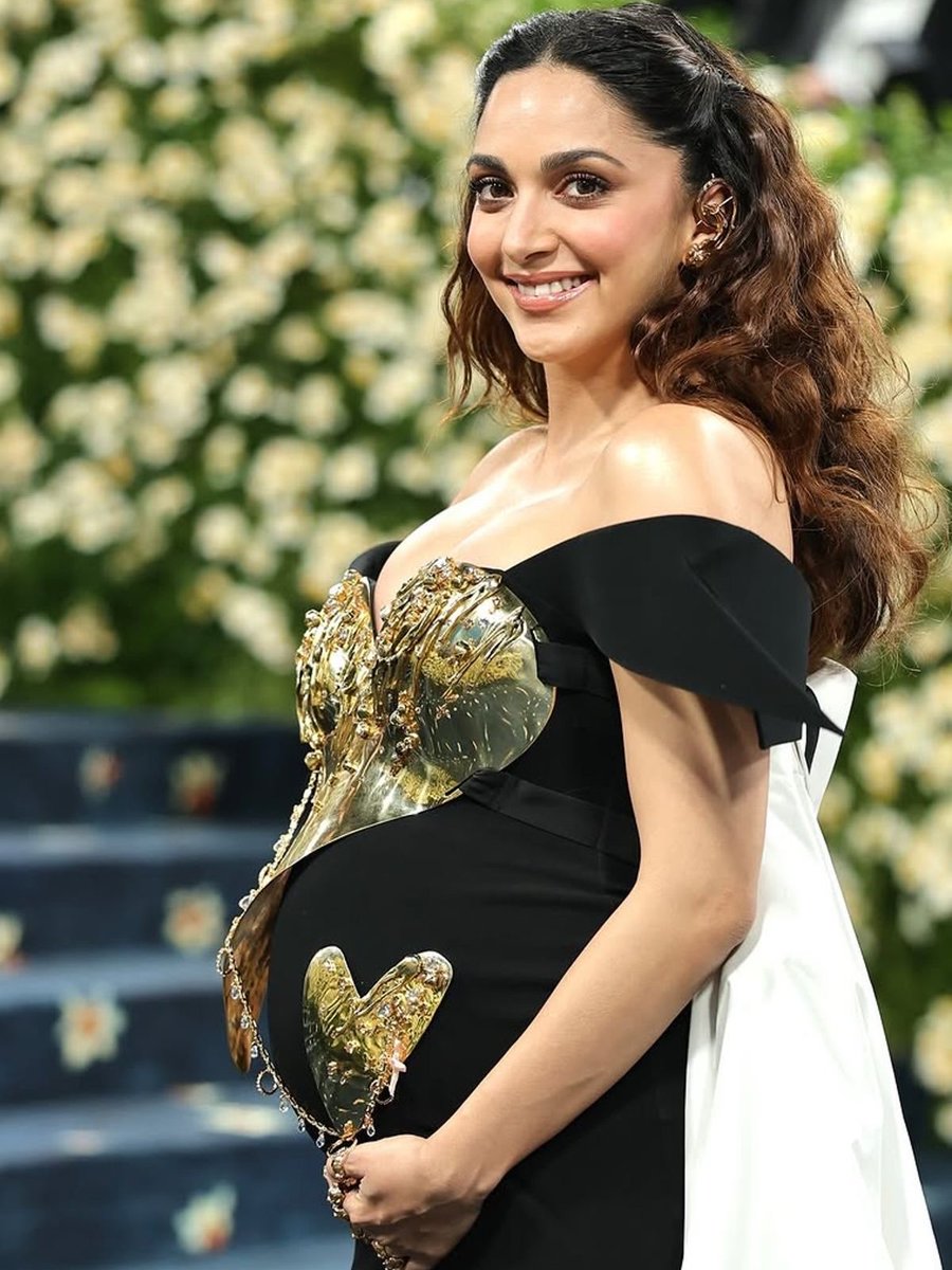 Kiarafclub1's tweet photo. The most beautiful view of all It will be repeated ✨🧿👑
That unforgettable smile lights up the entire frame—absolute perfection! 💛✨ A breathtaking vision of motherhood and timeless beauty! 🖤💫 @advani_kiara #KiaraAdvani #GlowingMom #MaternityElegance #RadiantMom #MomToBe https://t.co/PqWZh9soil