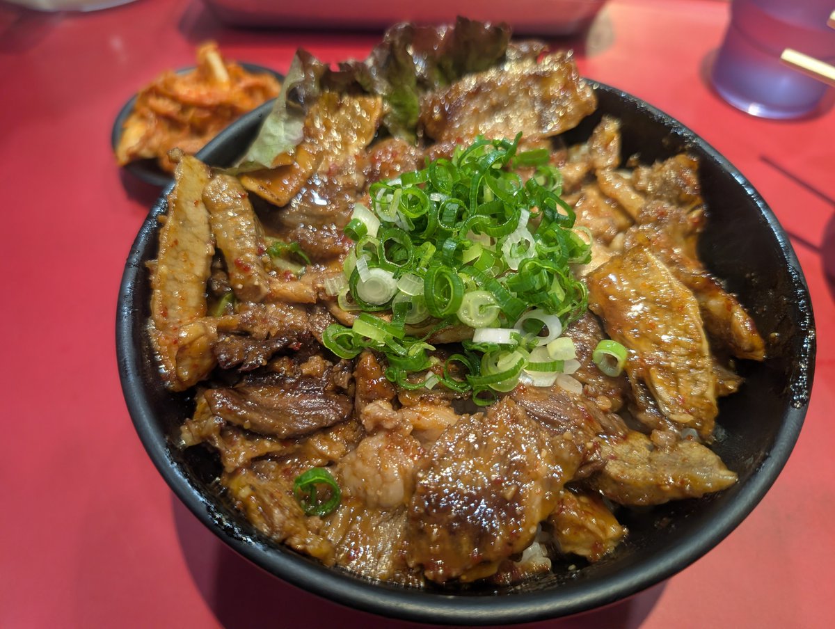 OpenReache's tweet photo. ホルモン丼が無くなってからは牛スジ丼ばっかりや https://t.co/OUKhU0pKGe